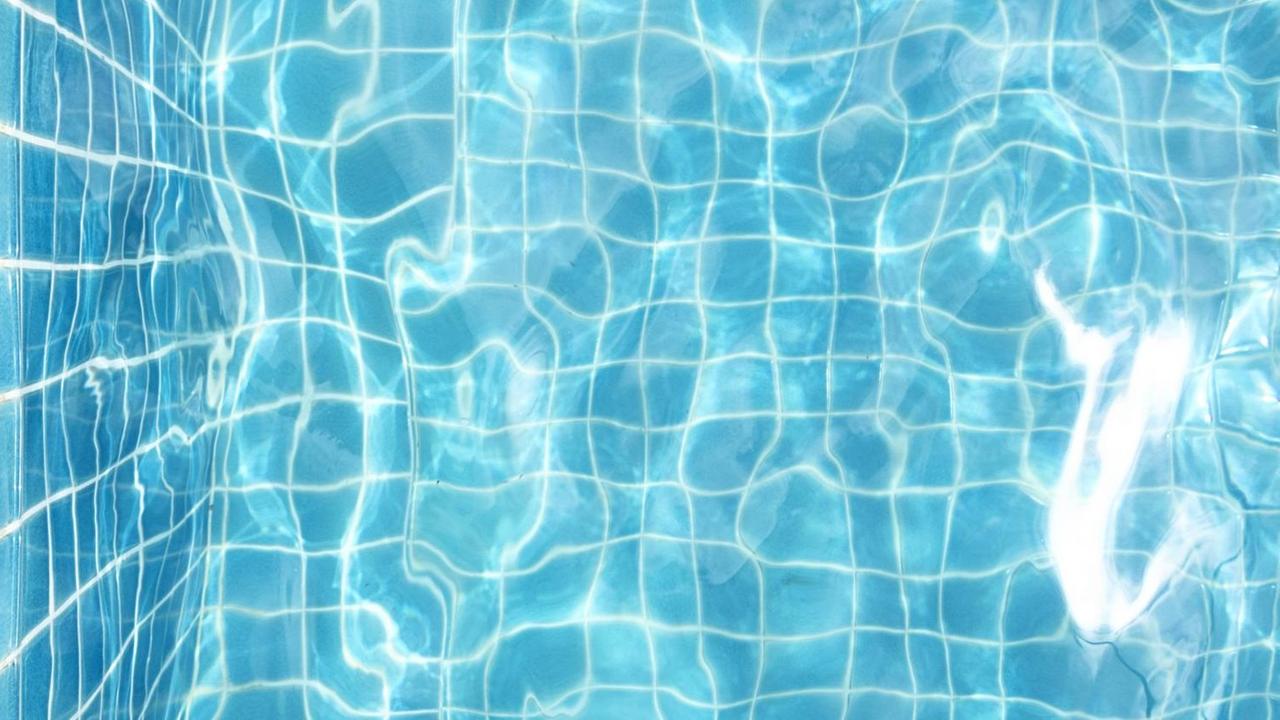 Füße an einem Schwimmbecken Füße an einem Schwimmbecken