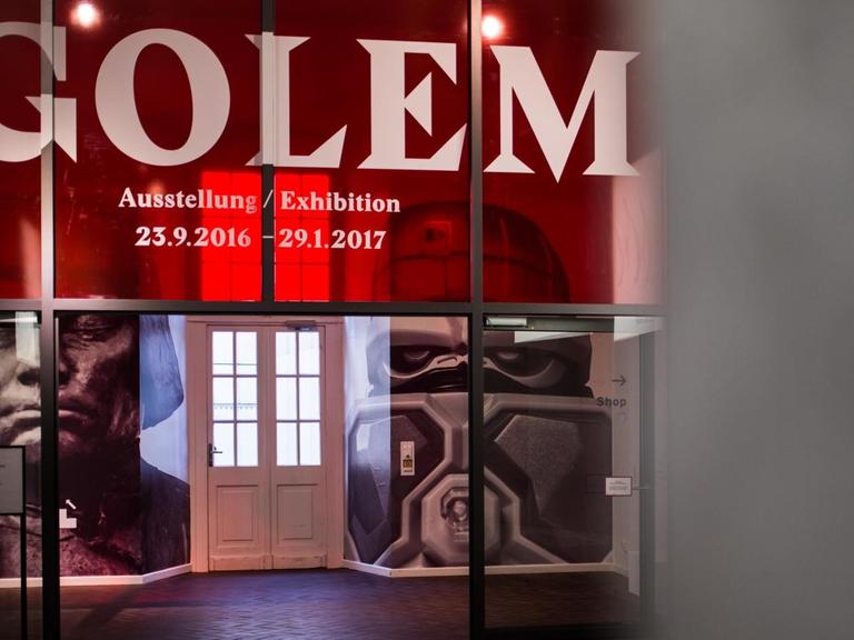 Der Eingang zur Ausstellung "Golem" ist am 22.09.2016 im Jüdischen Museum in Berlin zu sehen.