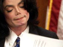 Popstar Michael Jackson betrachtet Unterlagen während seines Gerichtstermins Popstar Michael Jackson betrachtet Unterlagen während seines Gerichtstermins