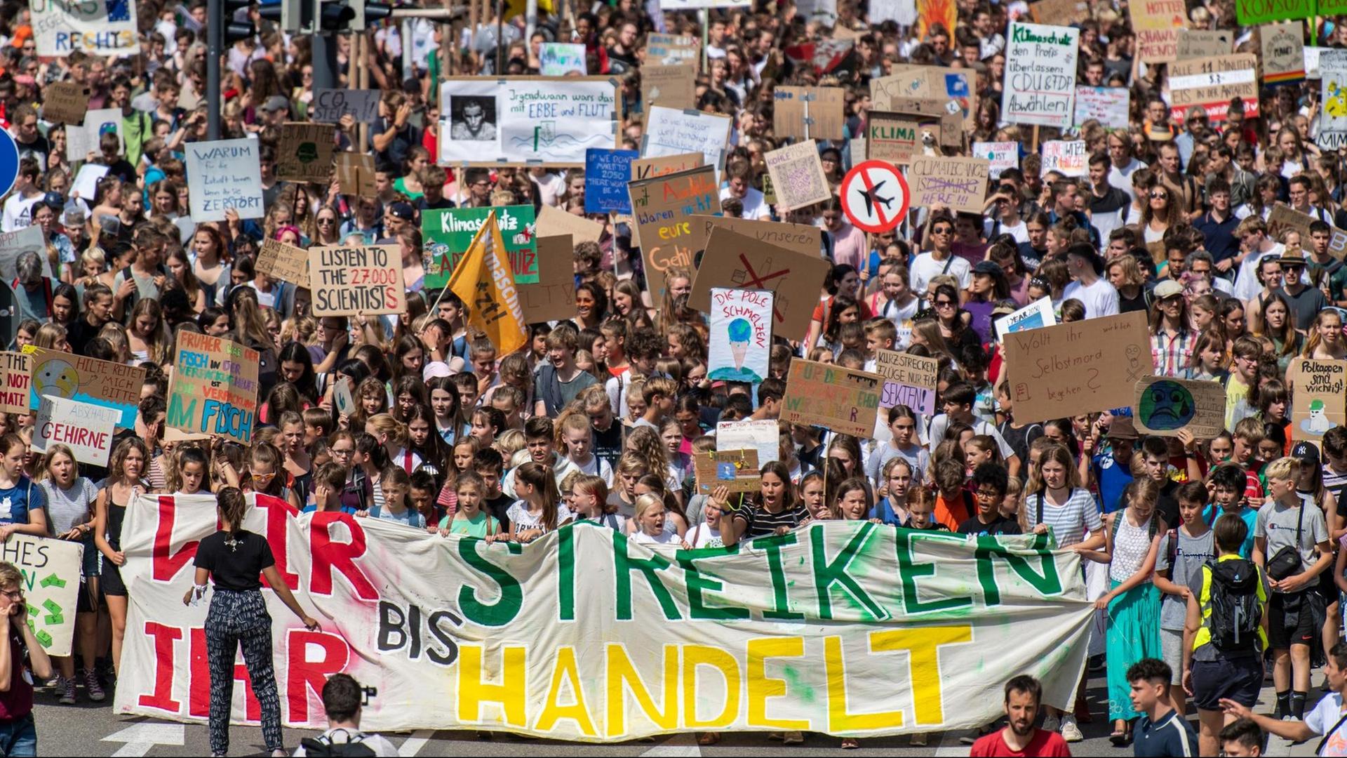 Teilnehmer halten während einer Fridays for Future-Demonstration Plakate in die Höhe. Teilnehmer halten während einer Fridays for Future-Demonstration Plakate in die Höhe.