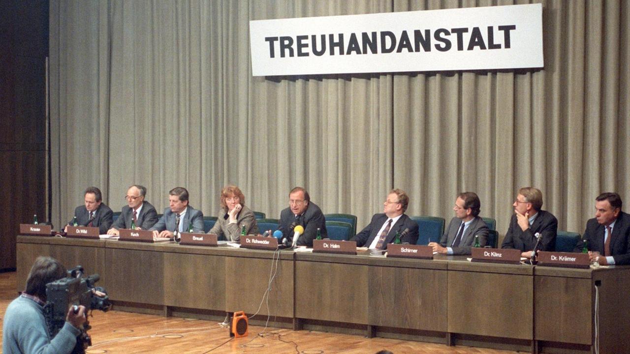 Detlev Rohwedder, Präsident der Treuhandanstalt, im Kreise von Vorstandsmitgliedern, bei einer Pressekonferenz am 27.11.1990. Detlev Rohwedder, Präsident der Treuhandanstalt, im Kreise von Vorstandsmitgliedern, bei einer Pressekonferenz am 27.11.1990.