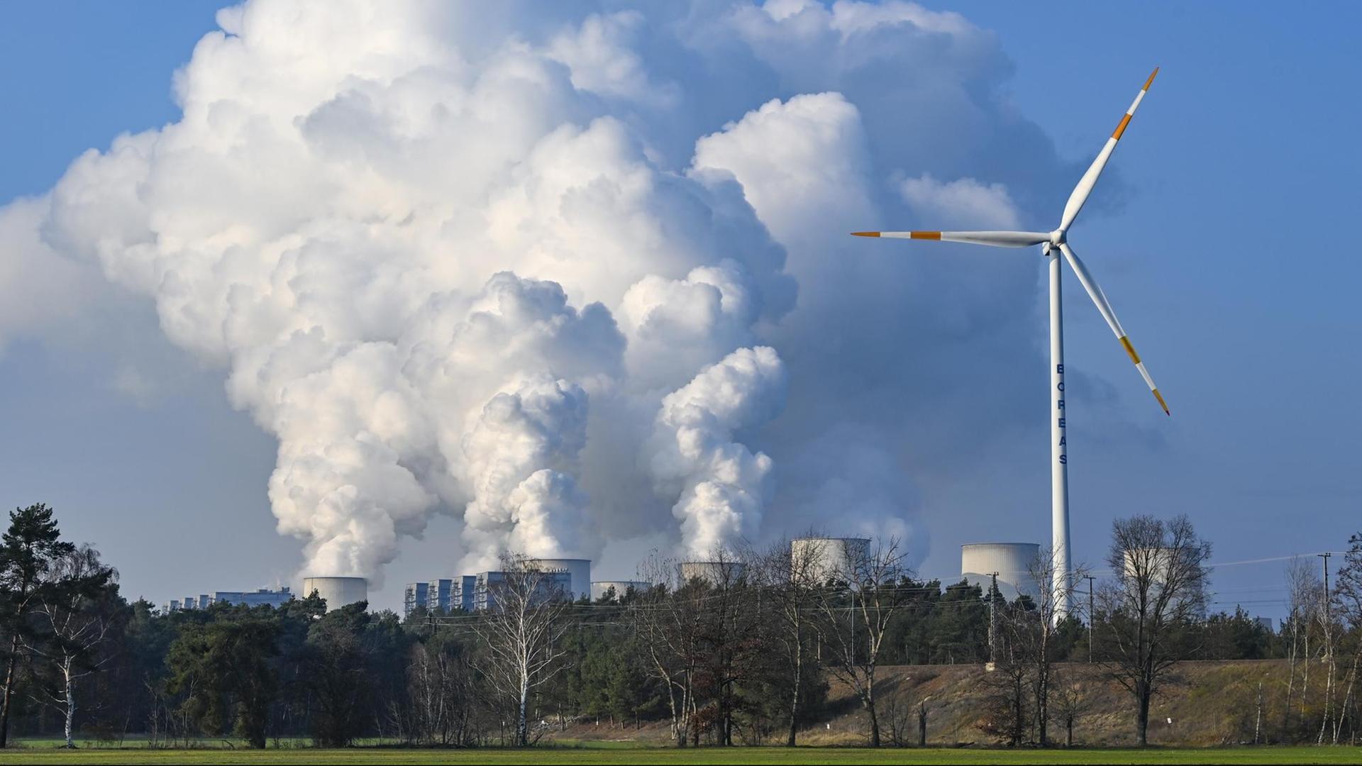 Ein Kohle-Kraft-Werk und Windräder. Ein Kohle-Kraft-Werk und Windräder.