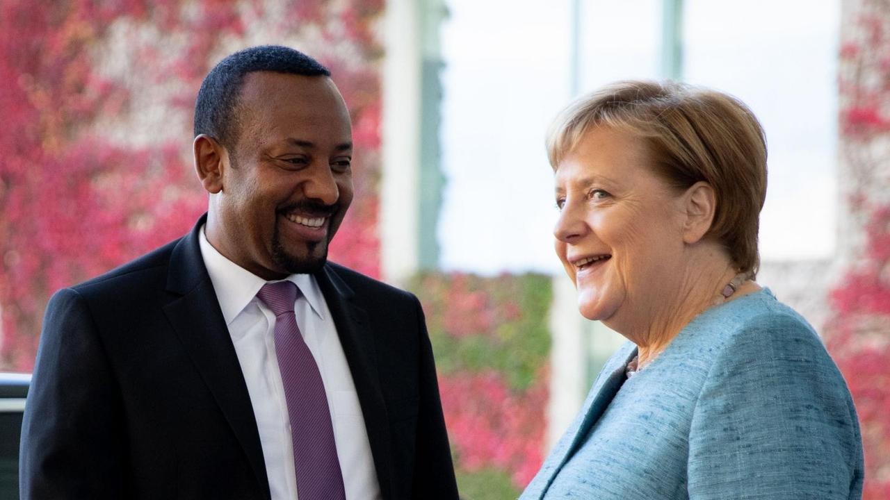 Merkel reicht ihrem Amtskollegen vor dem Kanzleramt die Hand