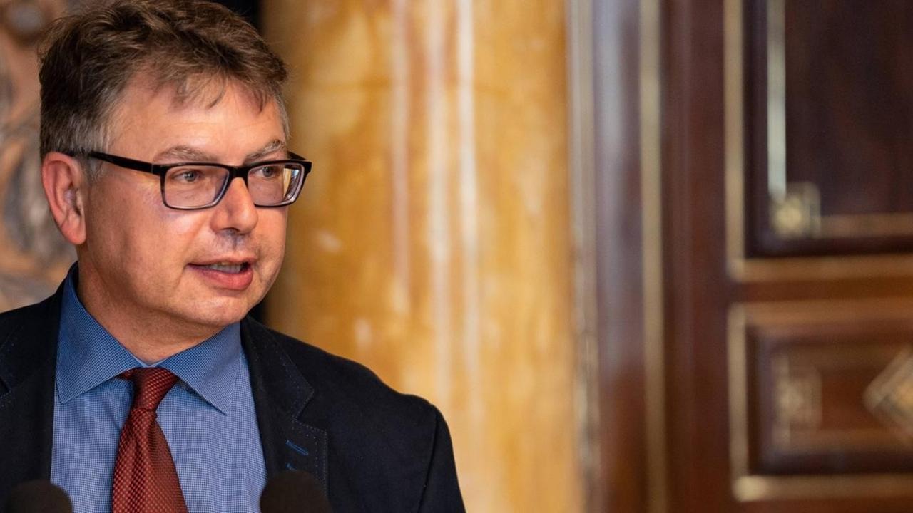 Der Historiker Jürgen Zimmerer hält eine Ansprache bei einem Empfang des Hamburger Senats zur Eröffnung der Ausstellung "Unser Afrika" im Juni 2018. Der Historiker Jürgen Zimmerer hält eine Ansprache bei einem Empfang des Hamburger Senats zur Eröffnung der Ausstellung "Unser Afrika" im Juni 2018.
