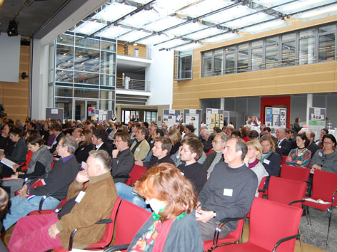 Zuhörer bei einem Vortrag während der 3. Internationalen Konferenz zur Holocaustforschung in Berlin (2011) Zuhörer bei einem Vortrag während der 3. Internationalen Konferenz zur Holocaustforschung in Berlin (2011)