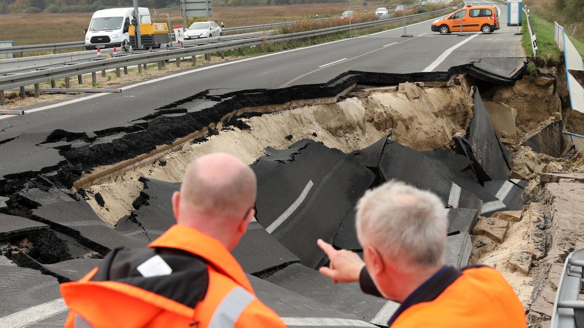 Mecklenburg-Vorpommerns Verkehrsminister Pegel (l.) im Oktober 2017 beim Ortsermin an der A20, wo die Fahrbahndecke eingebrochen ist Mecklenburg-Vorpommerns Verkehrsminister Pegel (l.) im Oktober 2017 beim Ortsermin an der A20, wo die Fahrbahndecke eingebrochen ist