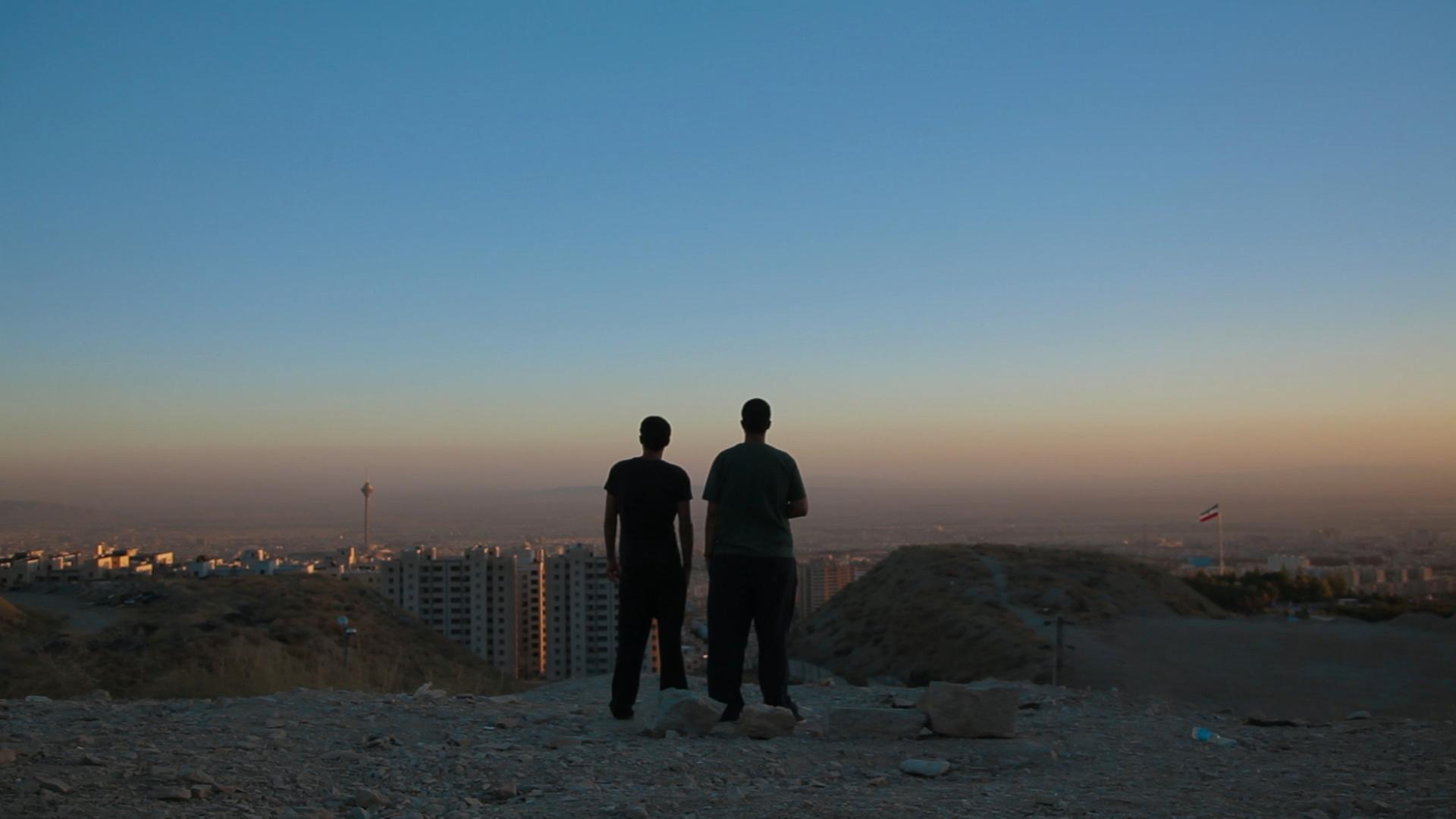 Entgegen aller Verbote und Drohungen veranstalten die DJs Anoosh und Arash eine Techno Party in der iranischen Wüste. Trotz strikten Verbotes versuchen sie, ihr Album in Teheran illegal zu verkaufen.