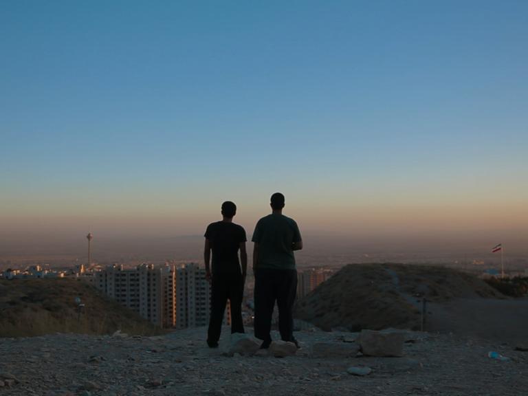 Entgegen aller Verbote und Drohungen veranstalten die DJs Anoosh und Arash eine Techno Party in der iranischen Wüste. Trotz strikten Verbotes versuchen sie, ihr Album in Teheran illegal zu verkaufen.