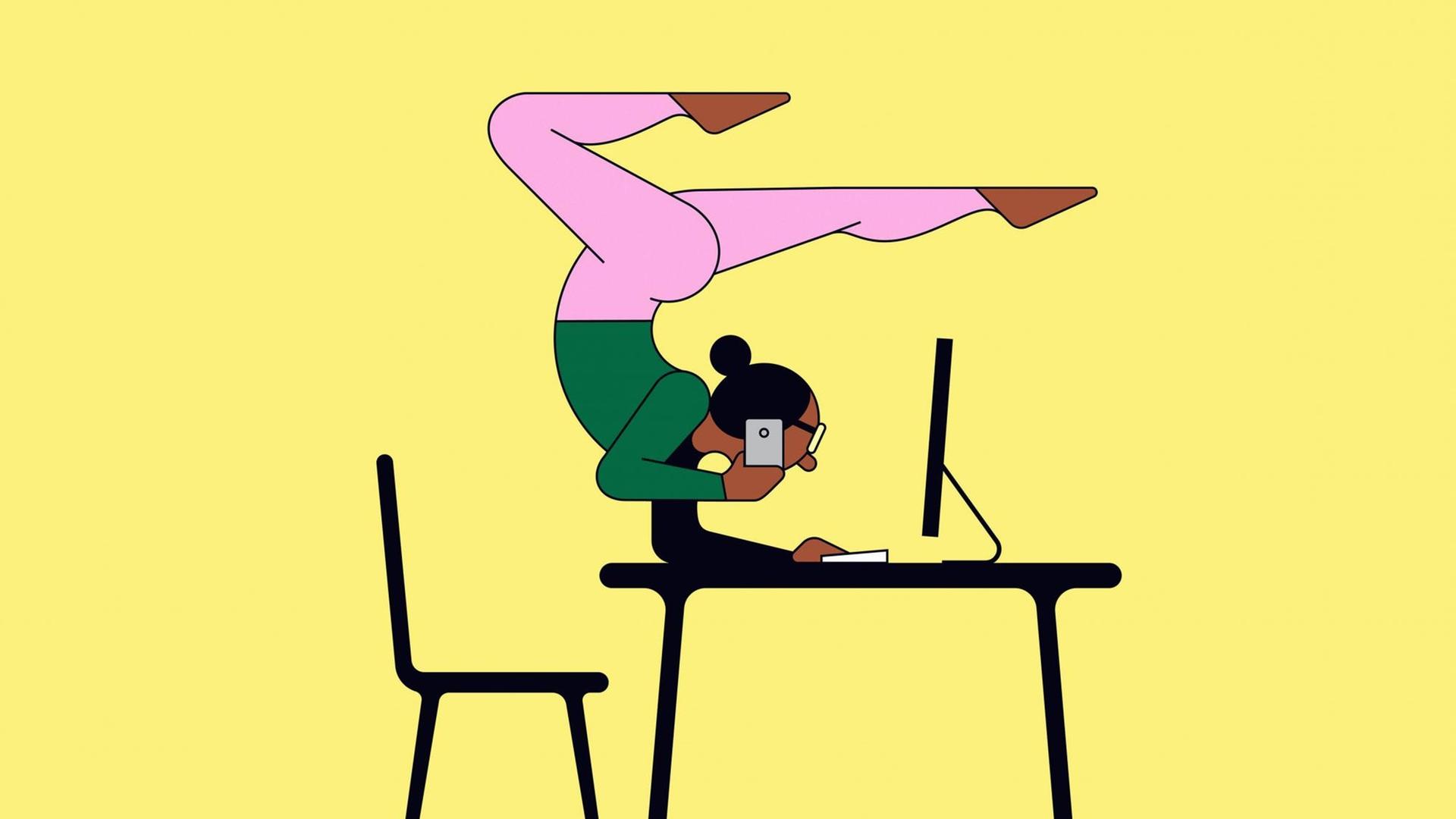 Multitasking, eine Frau macht einen Yoga-Handstand während sie am Computer arbeitet Multitasking, eine Frau macht einen Yoga-Handstand während sie am Computer arbeitet