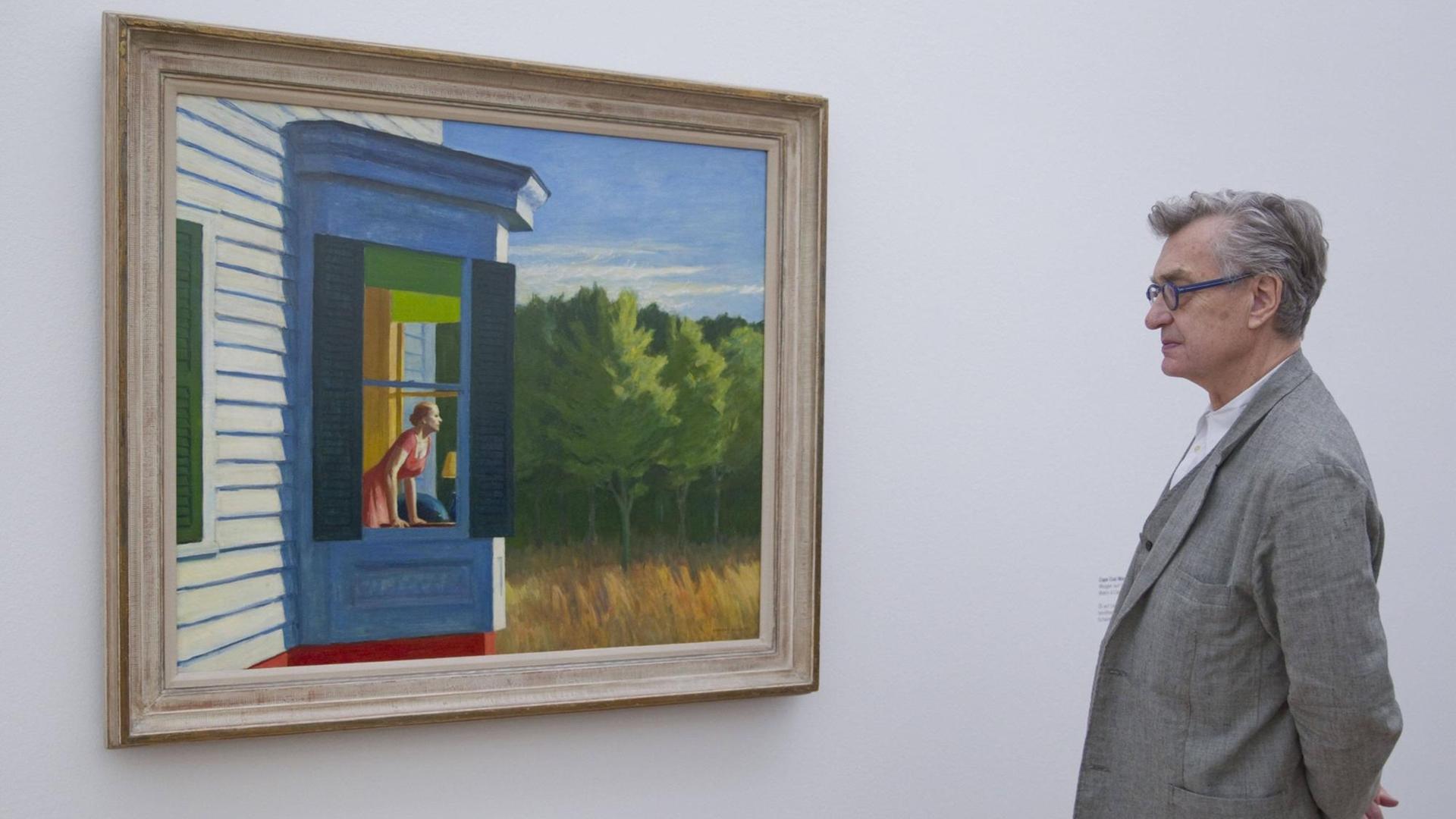 Das Bild zeigt Wim Wenders vor dem Bild "Cape Cod Morning" aus dem Jahr 1950 von Edward Hopper in der Ausstellung der Fondation Beyeler in Basel. Das Bild zeigt Wim Wenders vor dem Bild "Cape Cod Morning" aus dem Jahr 1950 von Edward Hopper in der Ausstellung der Fondation Beyeler in Basel.