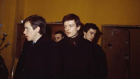 Die Band Joy Division zu sehen in einem seltenen Farbfoto.