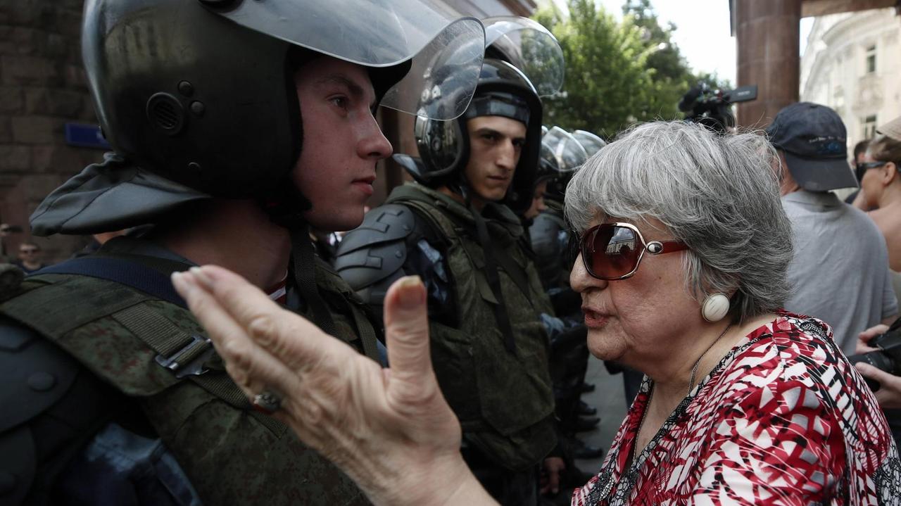 MOSCOW, RUSSIA - JULY 27, 2019: Police officers during an unauthorized rally in support of rejected Moscow City Duma candidates held by Russian opposition outside the Moscow Mayor s office. Valery Sharifulin/TASS PUBLICATIONxINxGERxAUTxONLY TS0B47C4 MOSCOW, RUSSIA - JULY 27, 2019: Police officers during an unauthorized rally in support of rejected Moscow City Duma candidates held by Russian opposition outside the Moscow Mayor s office. Valery Sharifulin/TASS PUBLICATIONxINxGERxAUTxONLY TS0B47C4