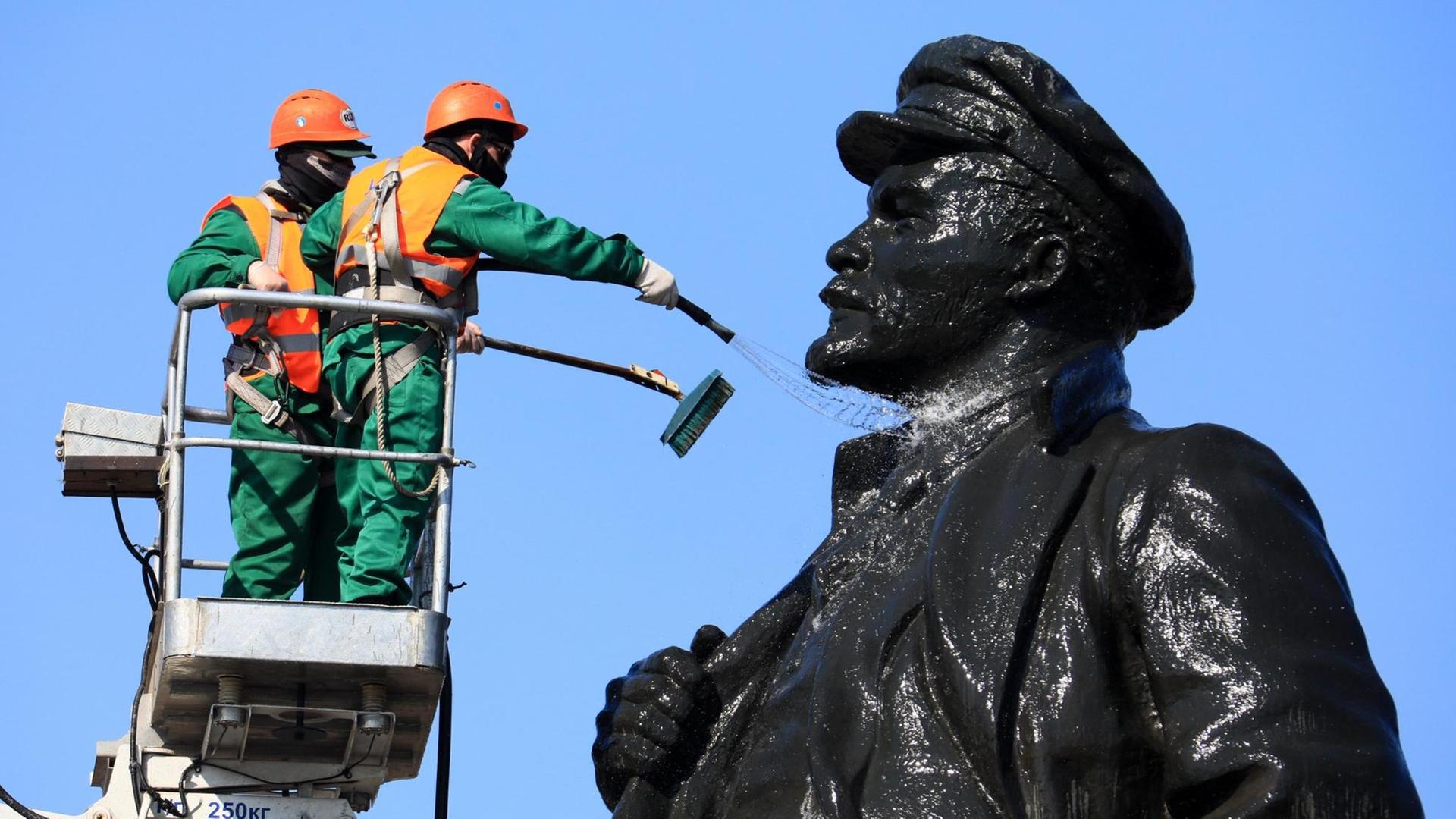 Arbeiter säubern eine Lenin-Statue in der russischen Stadt Krasnojarsk Arbeiter säubern eine Lenin-Statue in der russischen Stadt Krasnojarsk