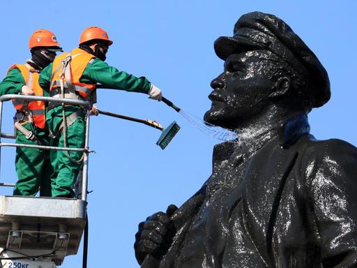 Arbeiter säubern eine Lenin-Statue in der russischen Stadt Krasnojarsk