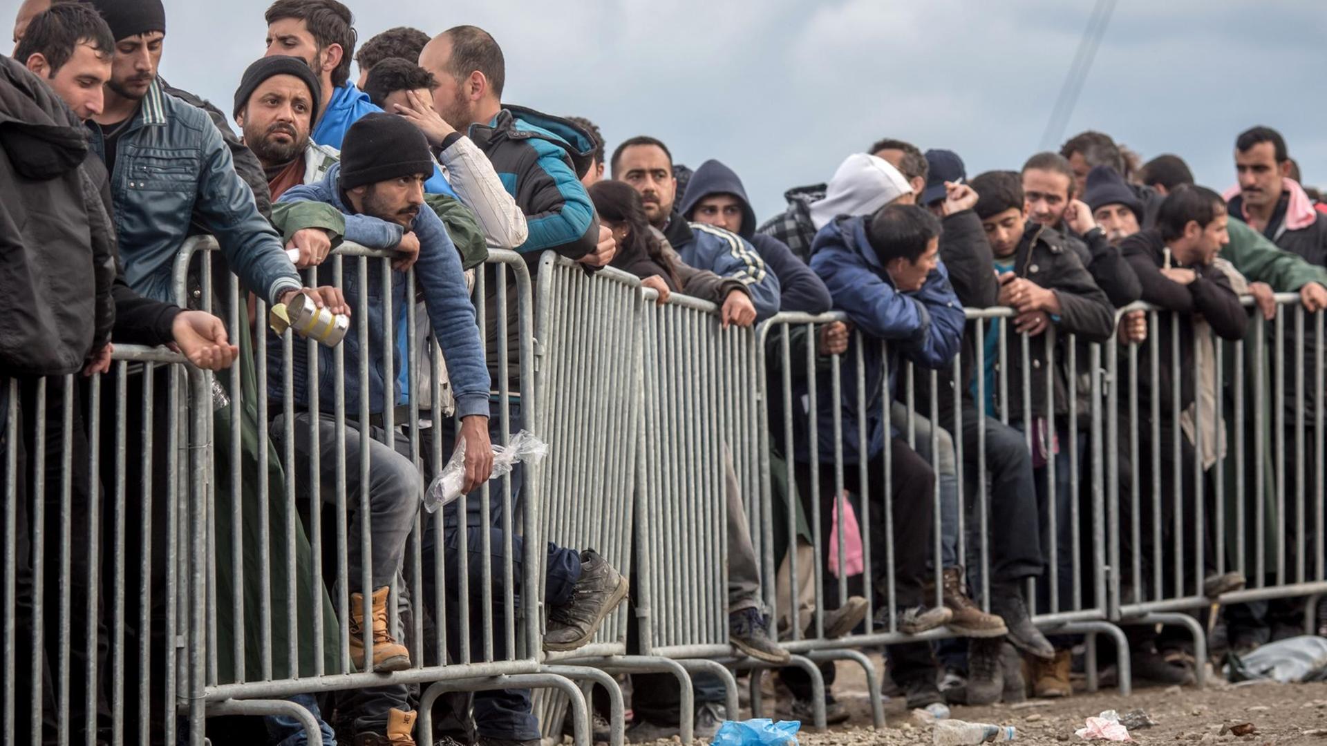Flüchtlinge stehen am 04.03.2016 im Flüchtlingslager in Idomeni an der Grenze zwischen Griechenland und Mazedonien bei der Registrierung an.