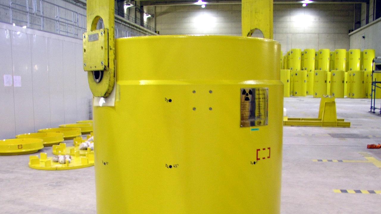 Ein gelber Castorbehälter steht in einer Halle im Zwischenlager Ahaus in Nordrhein-Westfalen. Ein gelber Castorbehälter steht in einer Halle im Zwischenlager Ahaus in Nordrhein-Westfalen.