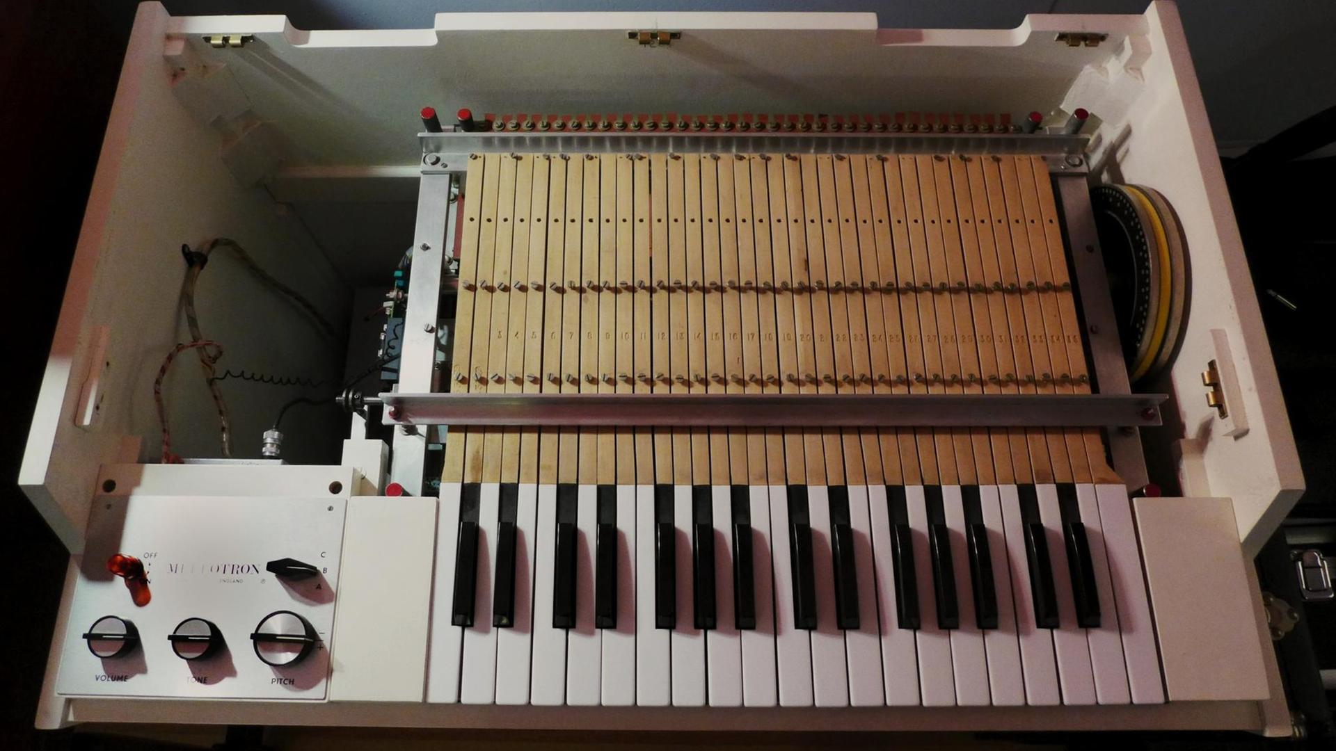 Ein offenes Mellotron von oben fotografiert: 35 Tasten und die Rahmen mit den Tonbändern.