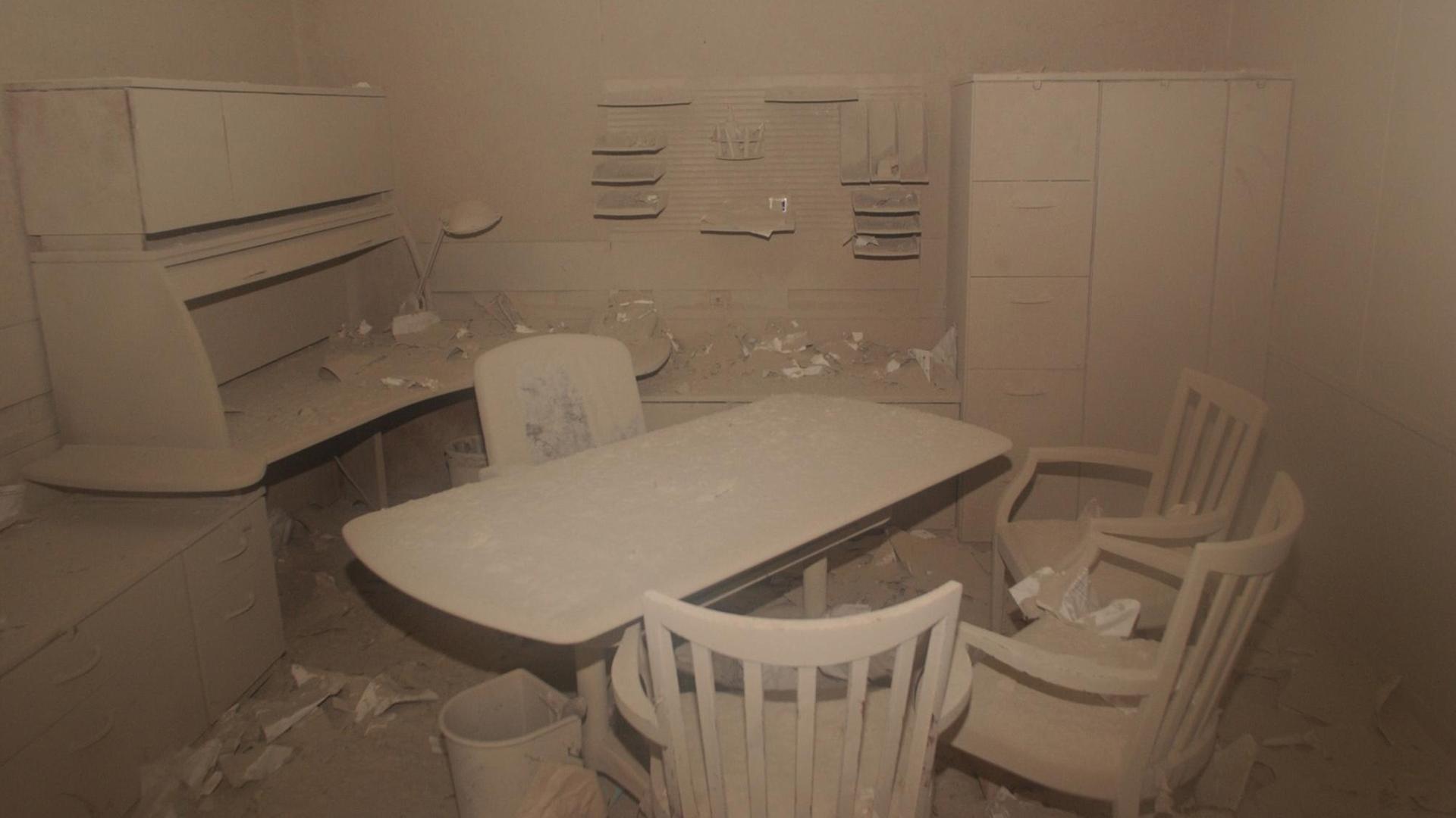 Ein staubverkrustetes Büro in der Nähe des World Trade Centers einige Tage nach dem 9/11 Terroranschlag in New York City, 20. September 2001. Ein staubverkrustetes Büro in der Nähe des World Trade Centers einige Tage nach dem 9/11 Terroranschlag in New York City, 20. September 2001.