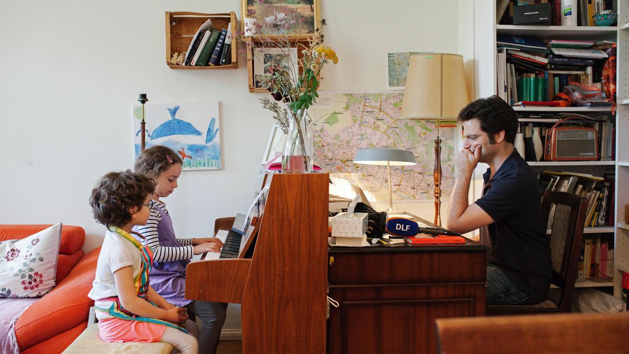 Wohnzimmer der Familie Waldman in Berlin: Ofer sitzt am Schreibtisch, gegenüber seine Töchter am Klavier. Wohnzimmer der Familie Waldman in Berlin: Ofer sitzt am Schreibtisch, gegenüber seine Töchter am Klavier.