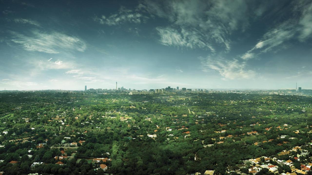 Luftaufnahme der südafrikanischen Stadt Johannesburg, wo sich Wald und Häuser mischen. Luftaufnahme der südafrikanischen Stadt Johannesburg, wo sich Wald und Häuser mischen.