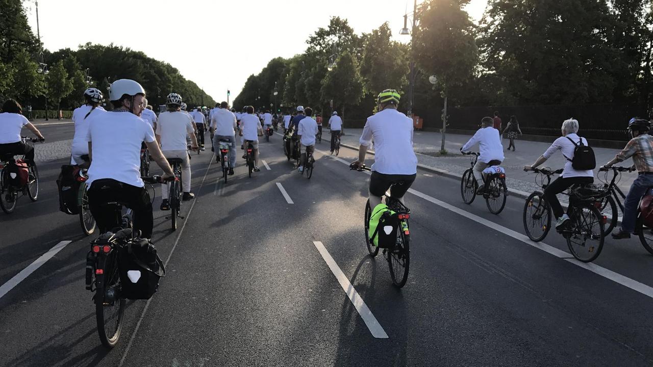 Gedenken an 17 Fahrradtote im vergangenen Jahr: Der Berliner "Ride of Silence" auf der Straße des 17. Juni Gedenken an 17 Fahrradtote im vergangenen Jahr: Der Berliner "Ride of Silence" auf der Straße des 17. Juni