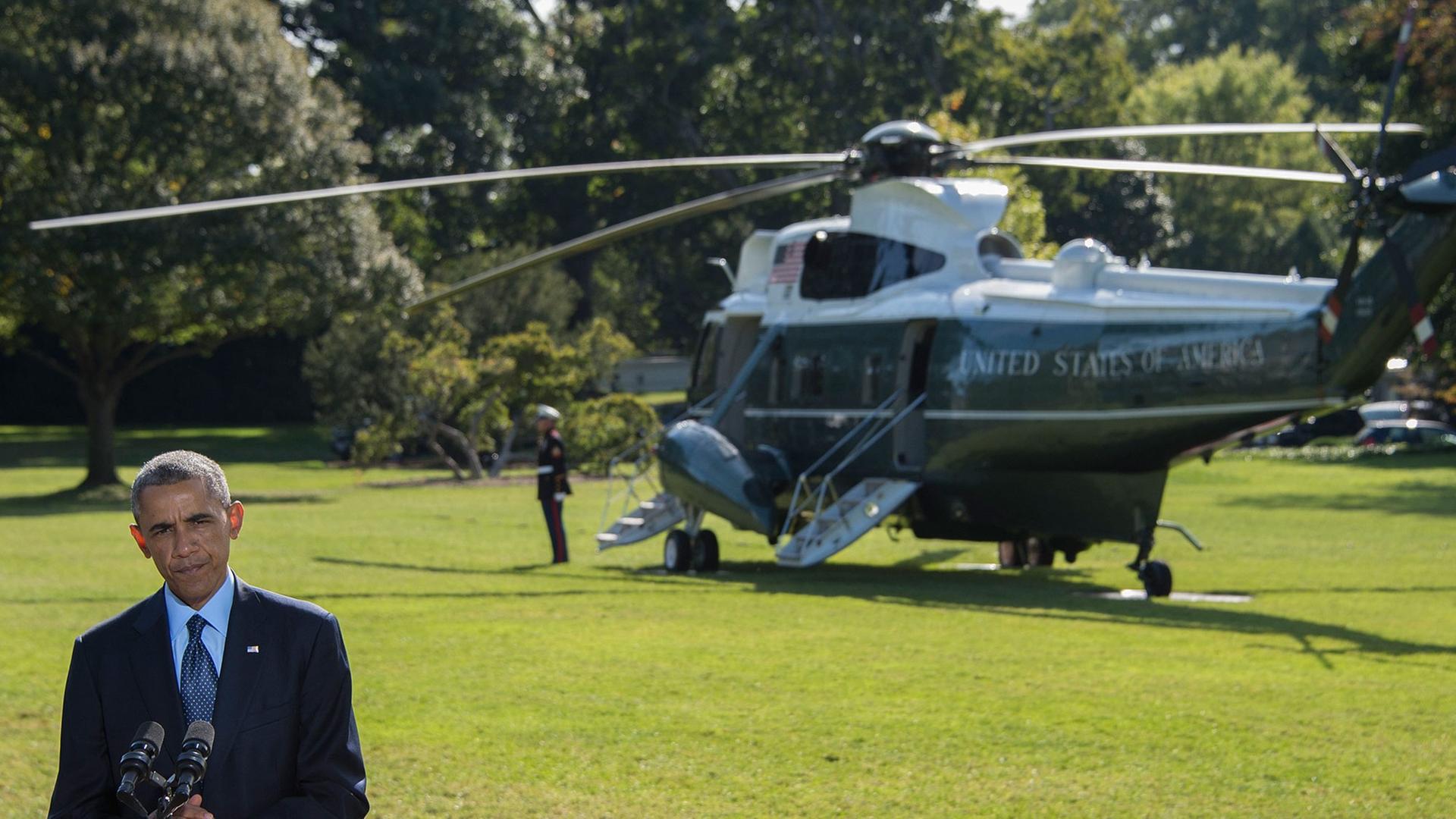US Präsident Barack Obama gibt ein Statement zu den Luftangriffen auf Ziele von Dschihadisten in Syrien. Er steht an einem Rednerpult im Garten des Weißen Hauses, im Hintergrund ist ein Militärhubschrauber zu sehen. US Präsident Barack Obama gibt ein Statement zu den Luftangriffen auf Ziele von Dschihadisten in Syrien. Er steht an einem Rednerpult im Garten des Weißen Hauses, im Hintergrund ist ein Militärhubschrauber zu sehen.
