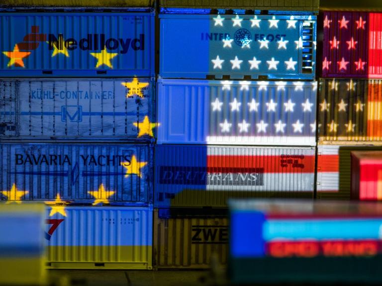Die Flaggen von Europa und den USA werden am 25.10.2016 in Schwerin (Mecklenburg-Vorpommern) mit einem Beamer auf Container projiziert.