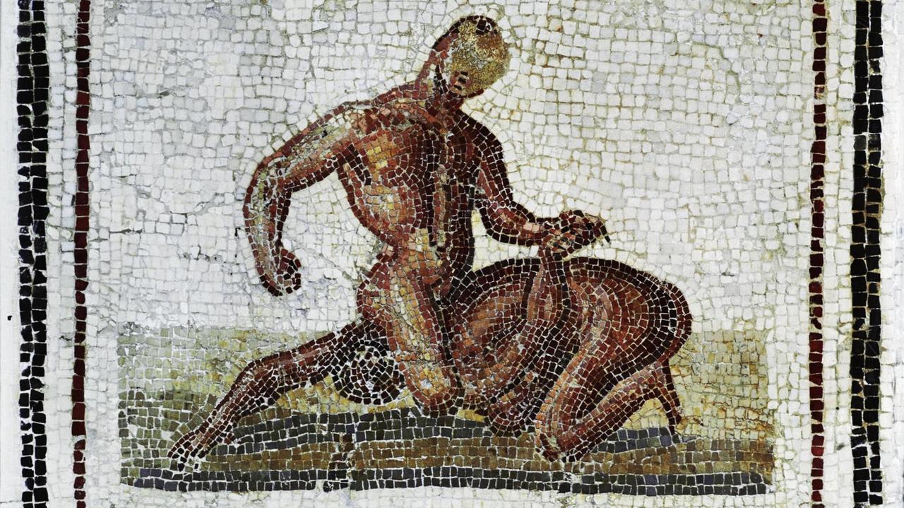 Dieses römische Fußbodenmosaik aus der 2. Hälfte des 2. Jahrhunderts zeigt zwei Athleten beim Ringkampf. Dieses römische Fußbodenmosaik aus der 2. Hälfte des 2. Jahrhunderts zeigt zwei Athleten beim Ringkampf.
