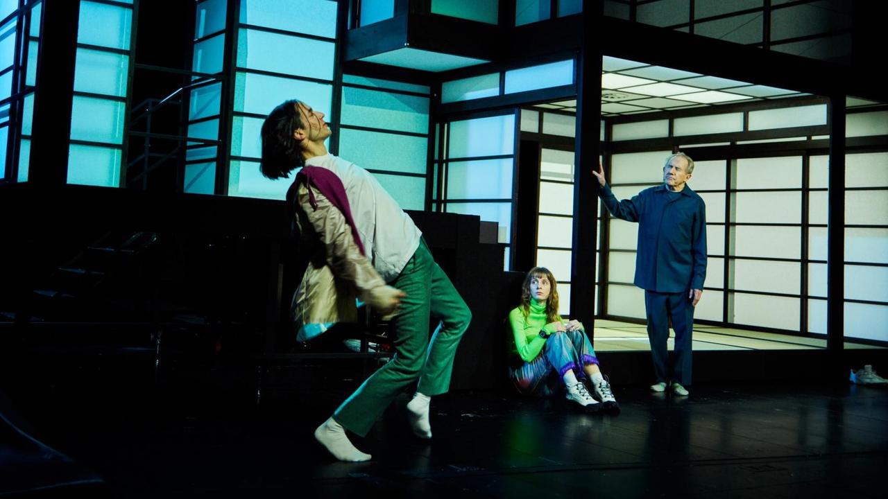 Szene aus dem Theaterstück "The Vakuum Cleaner" an den Münchner Kammerspielen. v.l.n.r.: Thomas Hauser, Julia Windischbauer, Walter Hess. Szene aus dem Theaterstück "The Vakuum Cleaner" an den Münchner Kammerspielen. v.l.n.r.: Thomas Hauser, Julia Windischbauer, Walter Hess.