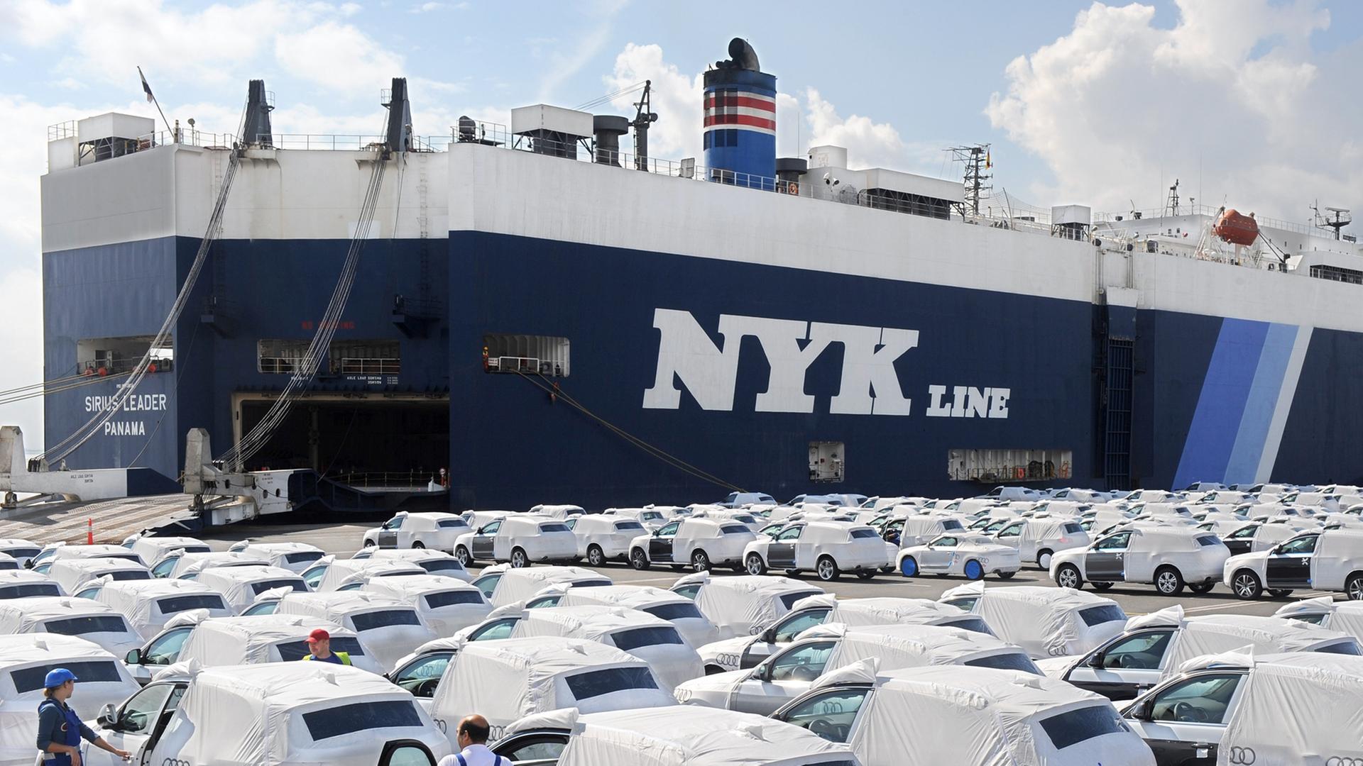 Neufahrzeuge von Audi werden auf dem VW-Autoterminal in Emden auf einen Autotransporter verladen. Neufahrzeuge von Audi werden auf dem VW-Autoterminal in Emden auf einen Autotransporter verladen.