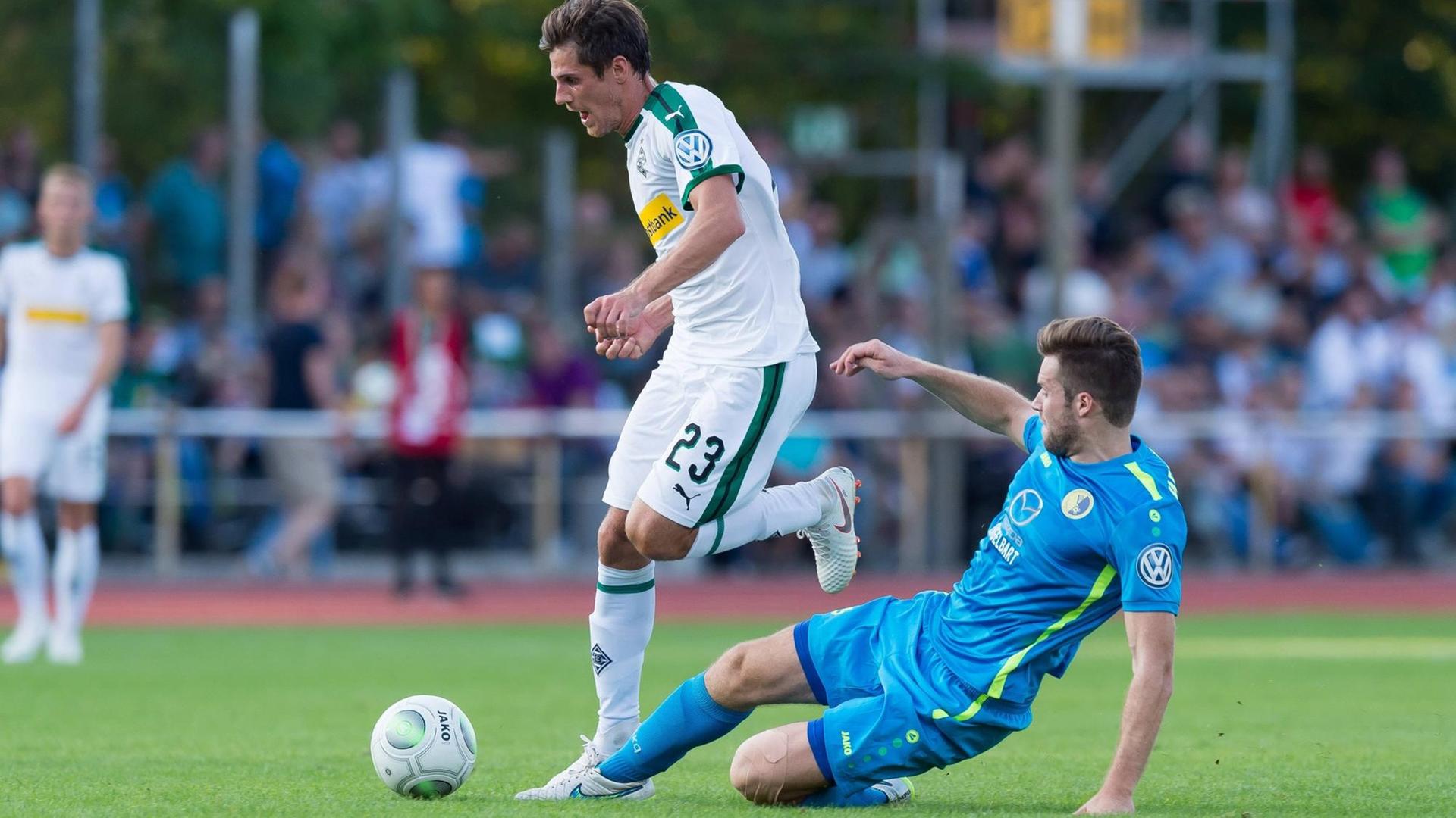Zweikampf zwischen Jonas Hofmann (Borussia Mönchengladbach) und Kai Mehrtens (BSC Hastedt) in der 1. Runde des DFB-Pokal am 19.08.2019. Zweikampf zwischen Jonas Hofmann (Borussia Mönchengladbach) und Kai Mehrtens (BSC Hastedt) in der 1. Runde des DFB-Pokal am 19.08.2019.