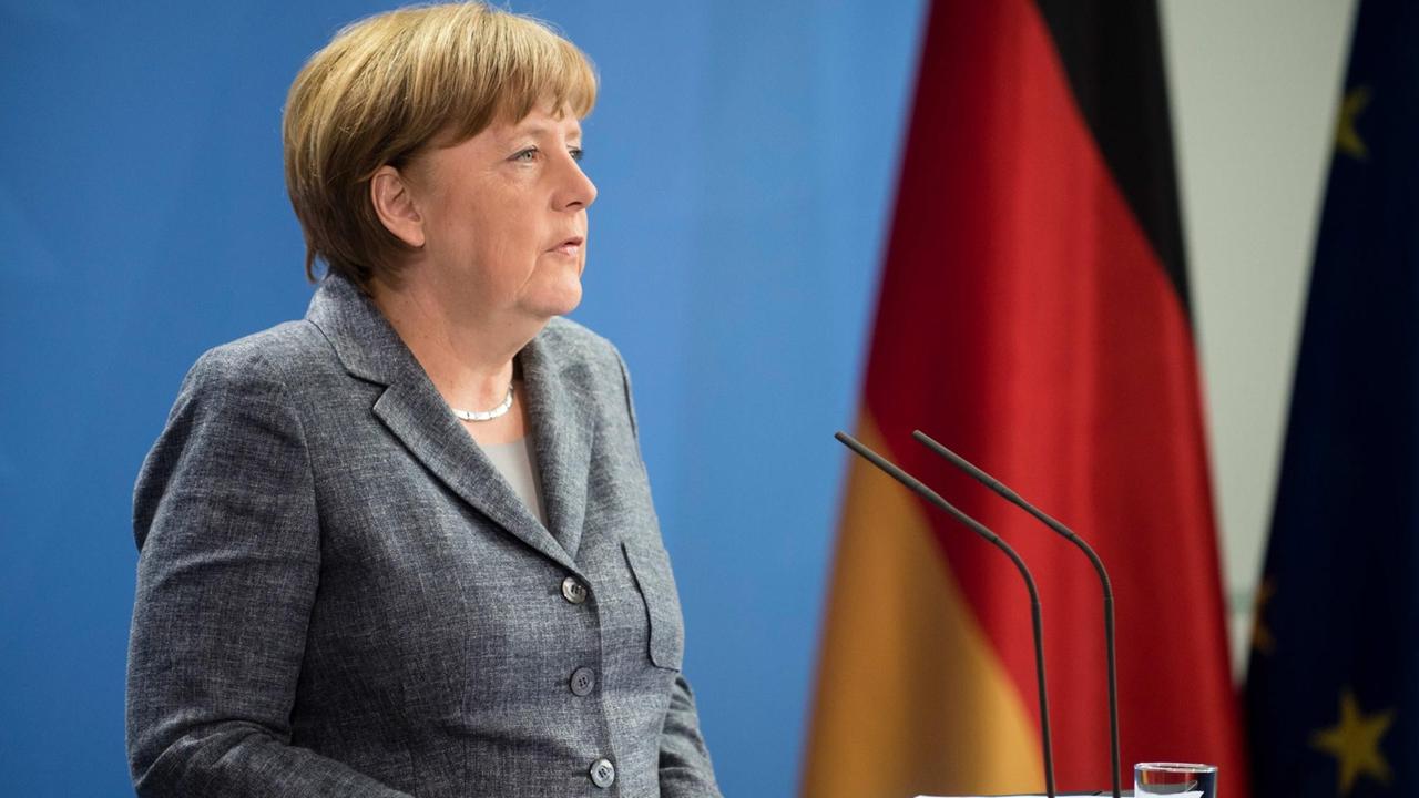 Bundeskanzlerin Angela Merkel gibt am 15.04.2016 in Berlin eine Erklärung zu der Affäre um den TV-Moderator Jan Böhmermann ab. Bundeskanzlerin Angela Merkel gibt am 15.04.2016 in Berlin eine Erklärung zu der Affäre um den TV-Moderator Jan Böhmermann ab.