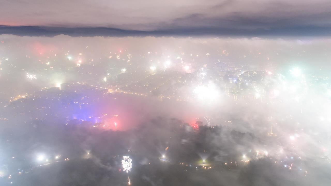 Feuerwerksraketen explodieren in der Silvesternacht über München und hüllen die Innenstadt in dichten Rauch Feuerwerksraketen explodieren in der Silvesternacht über München und hüllen die Innenstadt in dichten Rauch