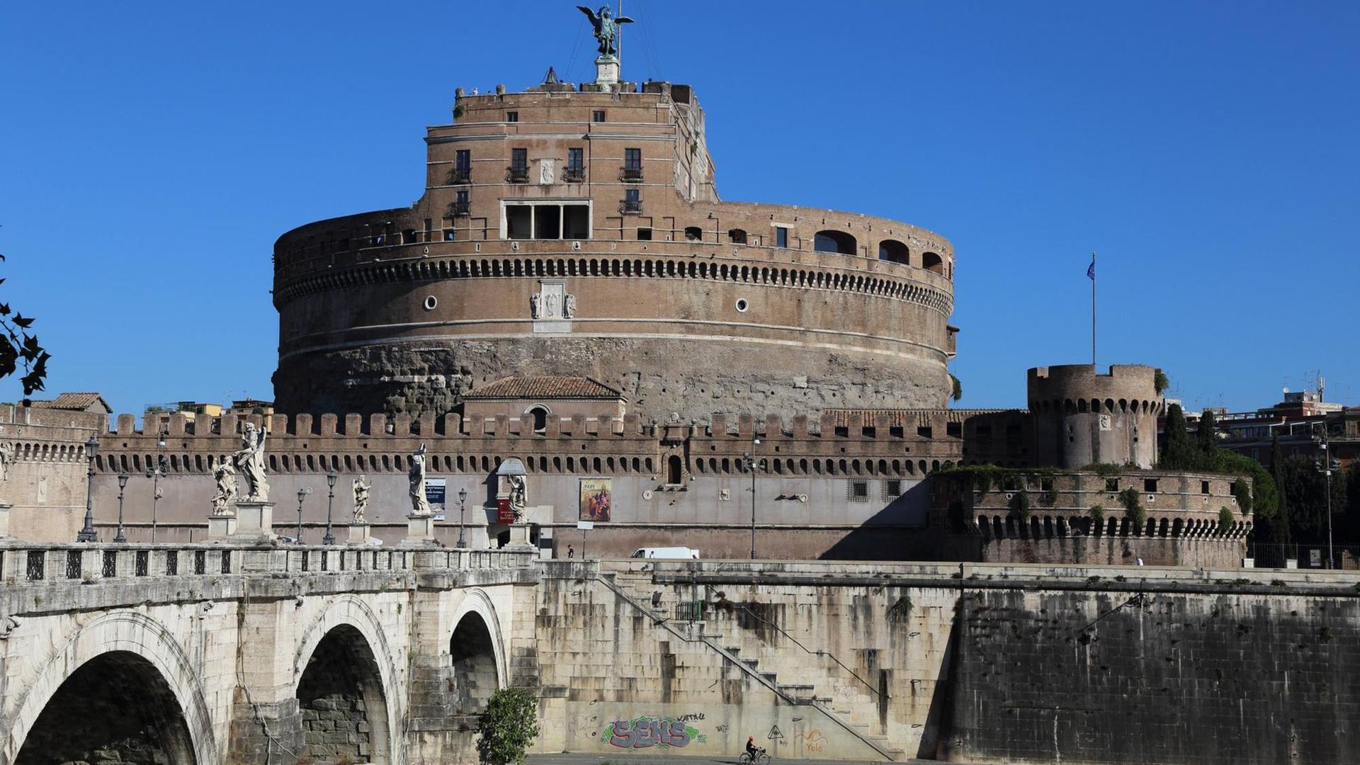Castel Sant Angelo, die Engelsburg, mit der Ponte Sant Angelo in Rom. Castel Sant Angelo, die Engelsburg, mit der Ponte Sant Angelo in Rom.