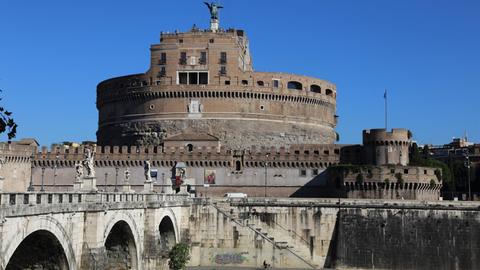 Castel Sant Angelo, die Engelsburg, mit der Ponte Sant Angelo in Rom.