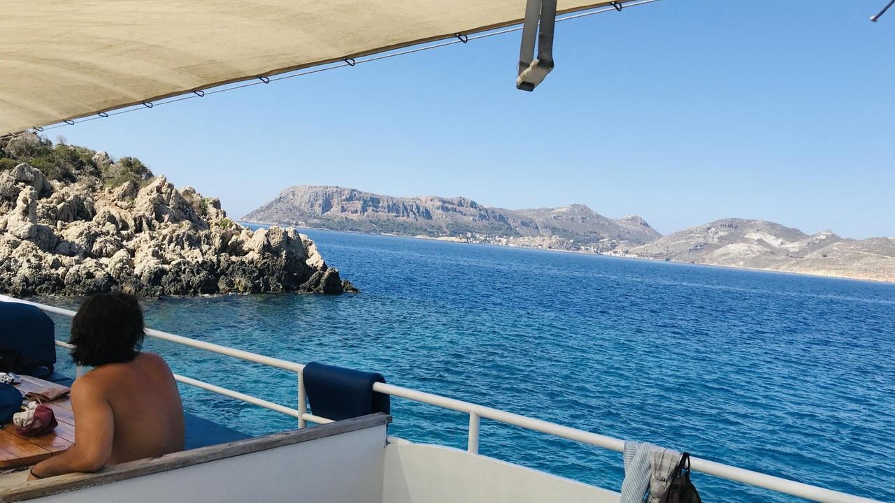 Blick von einem Boot auf das türkisblaue Wasser. Blick von einem Boot auf das türkisblaue Wasser.