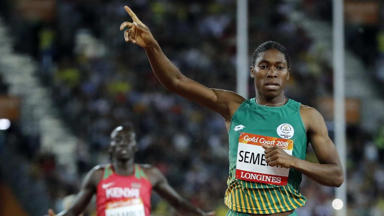 Caster Semenya jubelt im Ziel nach ihren Sieg im 800-Meter-Lauf bei den Commonwealth-Games 2018 Caster Semenya jubelt im Ziel nach ihren Sieg im 800-Meter-Lauf bei den Commonwealth-Games 2018