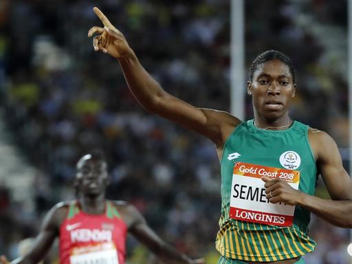 Caster Semenya jubelt im Ziel nach ihren Sieg im 800-Meter-Lauf bei den Commonwealth-Games 2018