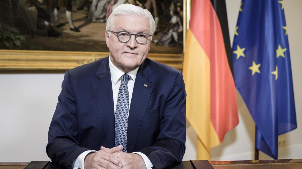 Bundespräsident Frank-Walter Steinmeier im Schloss Bellevue bei der Aufzeichnung einer Fernsehansprache während der Corona-Pandemie. Bundespräsident Frank-Walter Steinmeier im Schloss Bellevue bei der Aufzeichnung einer Fernsehansprache während der Corona-Pandemie.