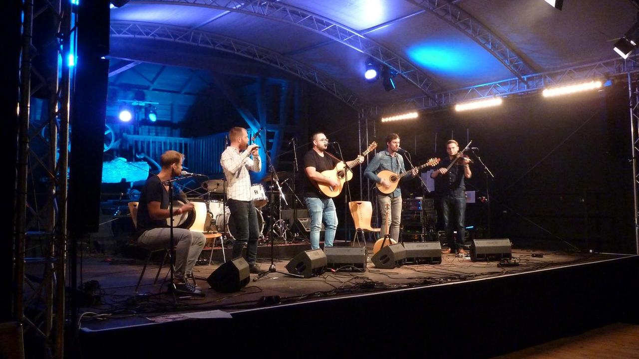 Die Band bei einem Konzert auf der Bühne. Die Band bei einem Konzert auf der Bühne.