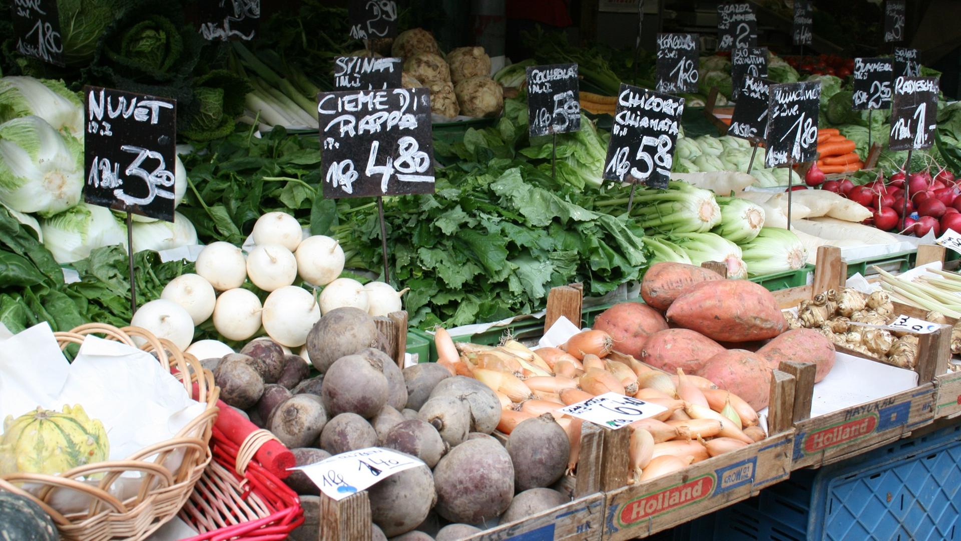 Ein Gemüsestand auf einem Wochenmarkt
