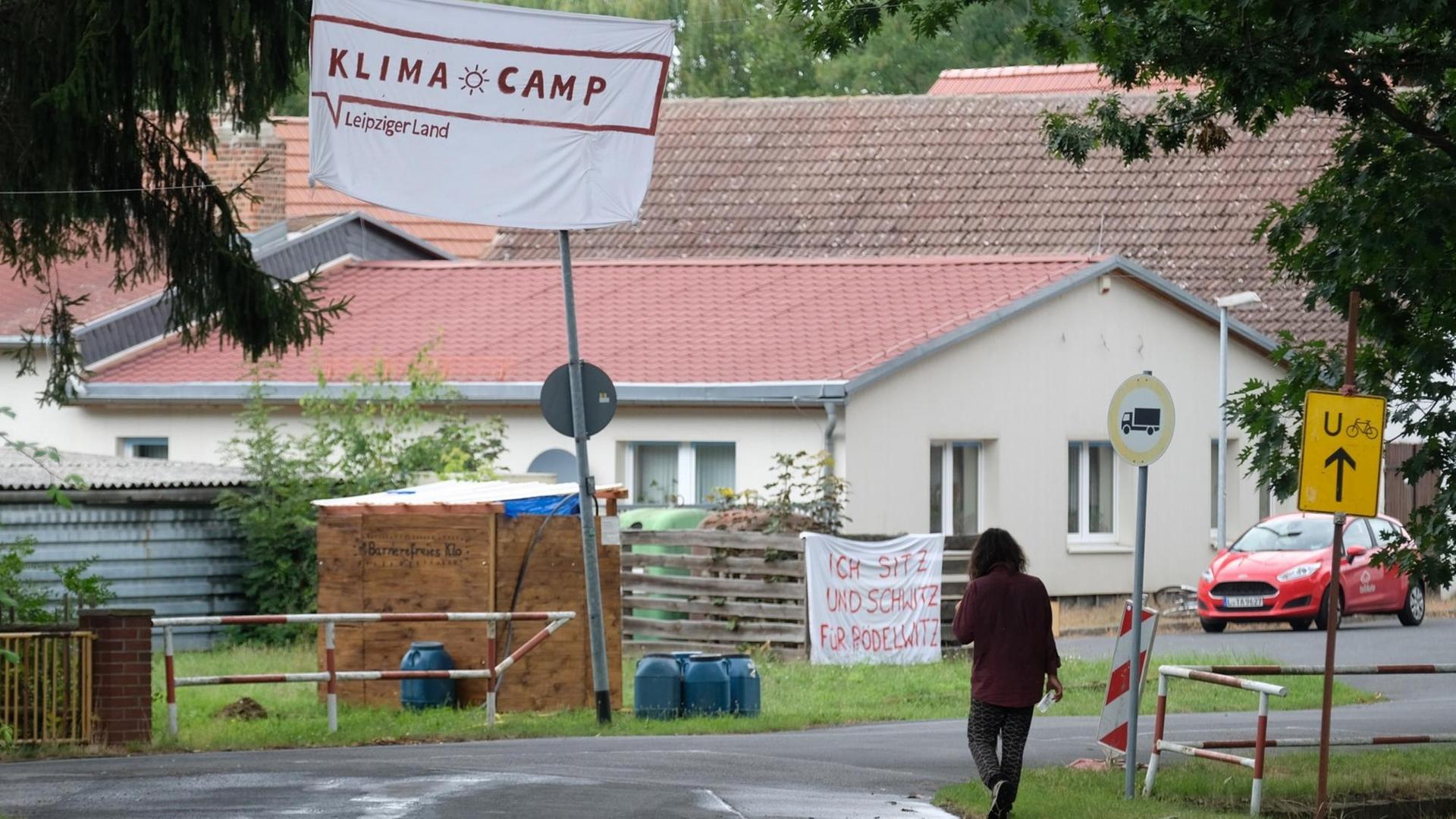 03.08.2019, Sachsen, Pödelwitz: Transparente hängen in dem vom Braunkohleabbau bedrohten Dorf. 03.08.2019, Sachsen, Pödelwitz: Transparente hängen in dem vom Braunkohleabbau bedrohten Dorf.