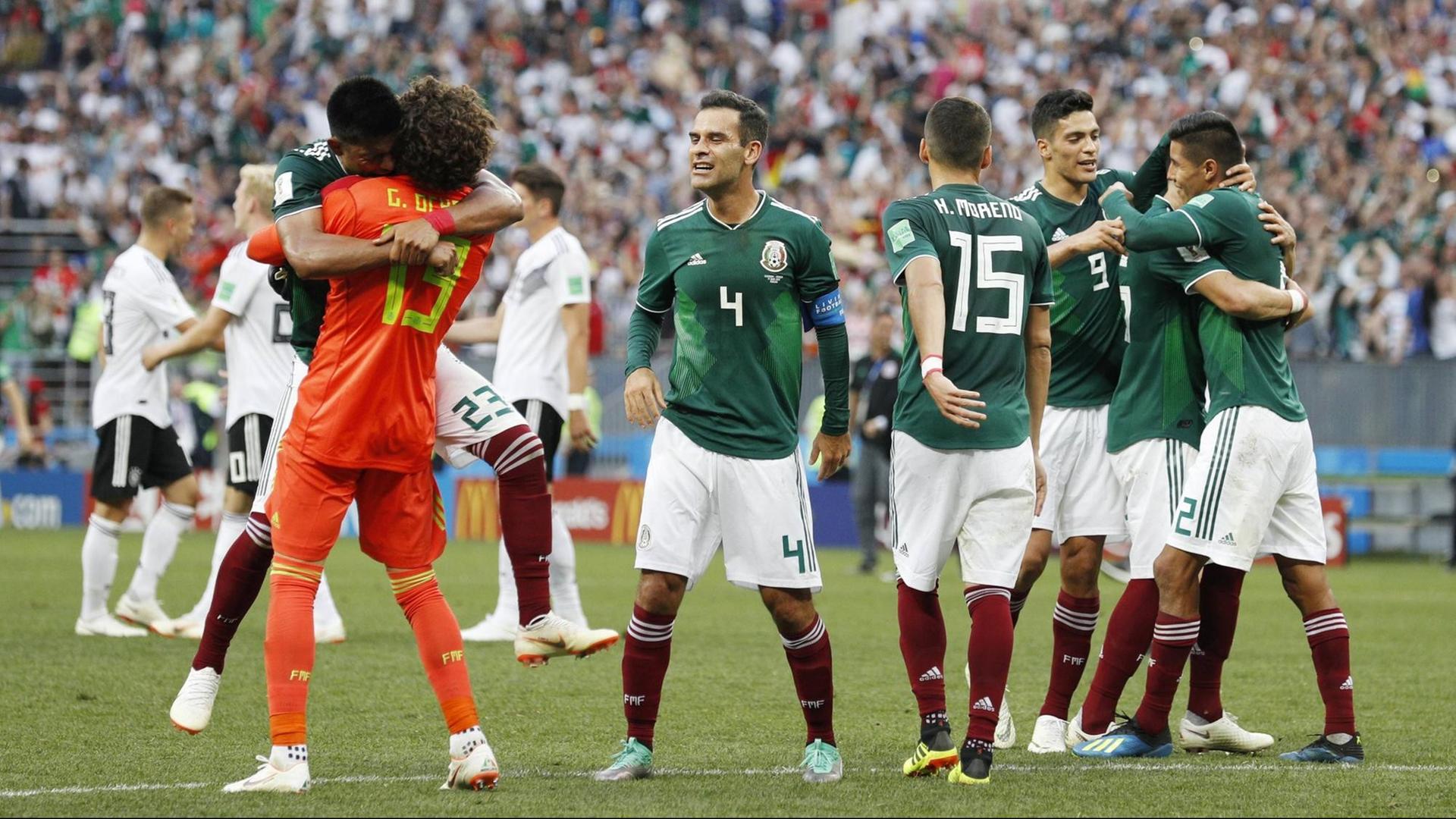Mexiko feiert den 1:0-Sieg gegen Deutschland im Luschniki-Stadion in Moskau am 17. Juni 2018. Mexiko feiert den 1:0-Sieg gegen Deutschland im Luschniki-Stadion in Moskau am 17. Juni 2018.