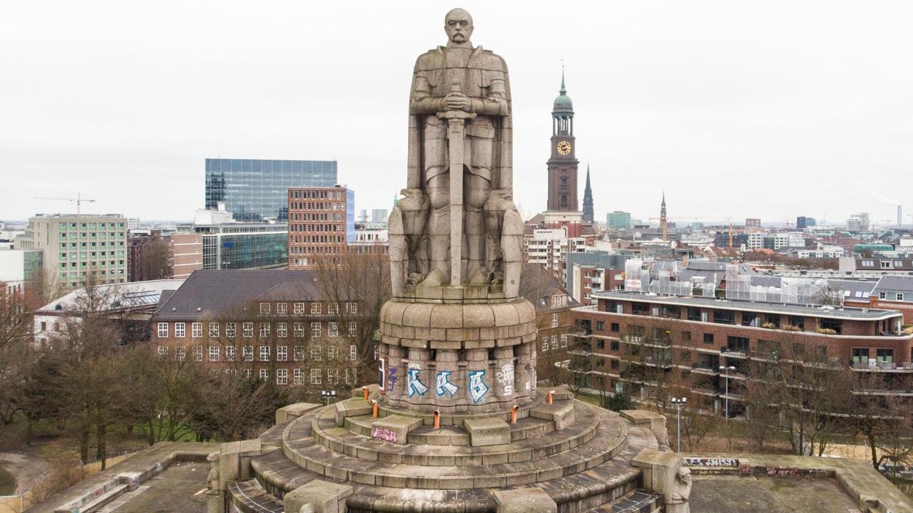 Das Bismarck-Denkmal steht oberhalb des Hafens (Aufnahme mit Drohne). Im Hintergrund ist die Hauptkirche St.Michaelis (Michel) zu sehen. Das Bismarck-Denkmal steht oberhalb des Hafens (Aufnahme mit Drohne). Im Hintergrund ist die Hauptkirche St.Michaelis (Michel) zu sehen.
