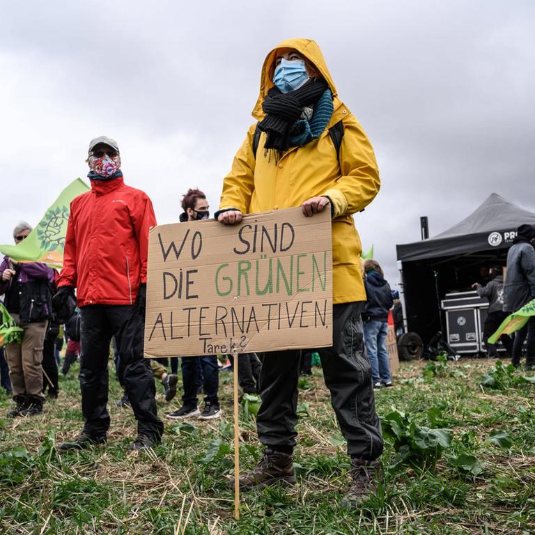  Demo: Dannenröder Wald retten und Waldspaziergang mit Barrikadenbau Am 04.10.2020 demonstrieren ca. 3000 Menschen gegen den Bau der Autobahn A49 und die damit verbundene Abholzung des Dannenröder Waldes. Viele Demonstranten gehen in den Wald und Unterstützung die Besetzung beim Barrikadenbau. Motiv: Wo sind die grünen Alternativen . *** Demo Save Dannenröder forest and walk in the forest with barricade construction On 04 10 2020 about 3000 people demonstrate against the construction of the A49 motorway and the associated deforestation of the Dannenröder forest Many demonstrators go into the forest and support the occupation of the barricade construction Motive Where are the green alternatives