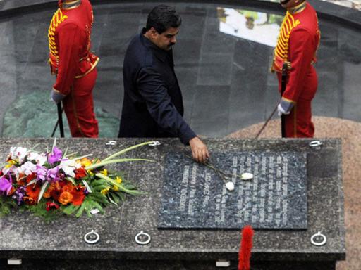 Venezuelas Präsident Nicolas Maduro vor dem Grab seines Amtsvorgängers Hugo Chavez.