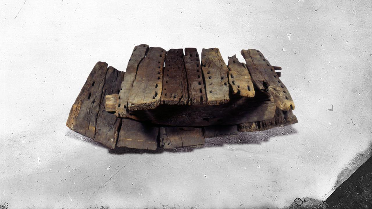 Diese Bretter sind stolze 5.000 Jahre alt. Vor rund 100 Jahren hat sie ein britischer Archäologe in Tarchan entdeckt. Sie waren Teil eines Grabes. Doch neuere Forschungen belegen, dass es sich ursprünglich um Teile eines Bootes handelt. 