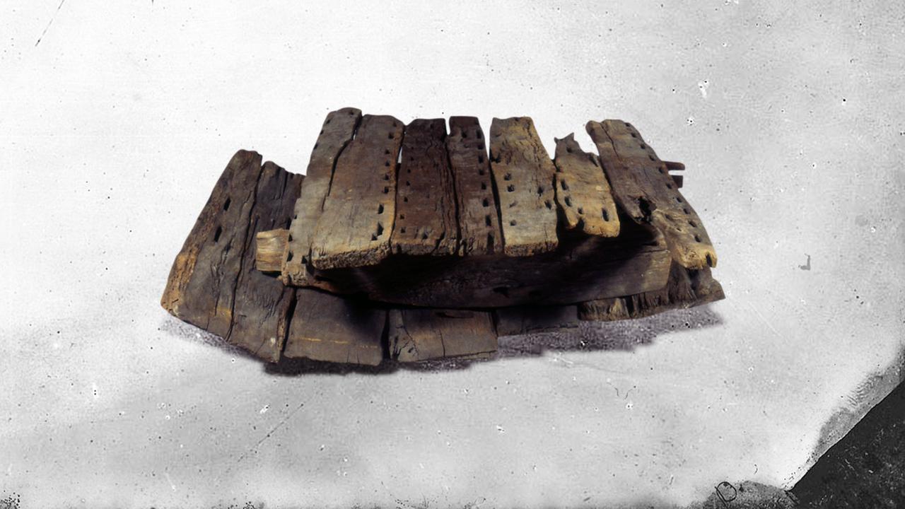 Diese Bretter sind stolze 5.000 Jahre alt. Vor rund 100 Jahren hat sie ein britischer Archäologe in Tarchan entdeckt. Sie waren Teil eines Grabes. Doch neuere Forschungen belegen, dass es sich ursprünglich um Teile eines Bootes handelt. Diese Bretter sind stolze 5.000 Jahre alt. Vor rund 100 Jahren hat sie ein britischer Archäologe in Tarchan entdeckt. Sie waren Teil eines Grabes. Doch neuere Forschungen belegen, dass es sich ursprünglich um Teile eines Bootes handelt.