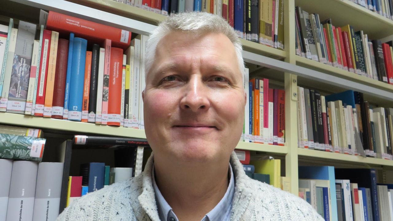Der Historiker Prof. Dr. Dierk Hoffmann am Institut für Zeitgeschichte München - Berlin