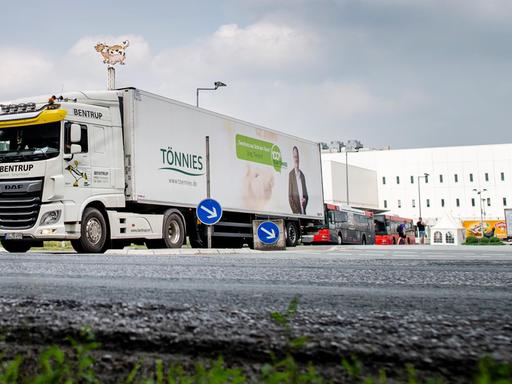 Nordrhein-Westfalen, Rheda-Wiedenbrück: Ein Lastwagen verlässt das Werksgelände von Tönnies.